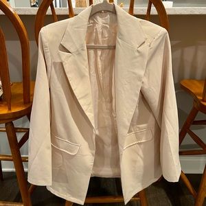 A great oversized beige blazer. Has shoulder pads. No tags but never worn!
